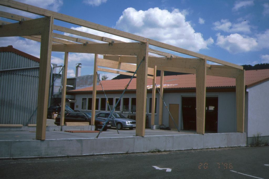 Aufgebaute Balkenkonstruktion für den Bau einer Halle