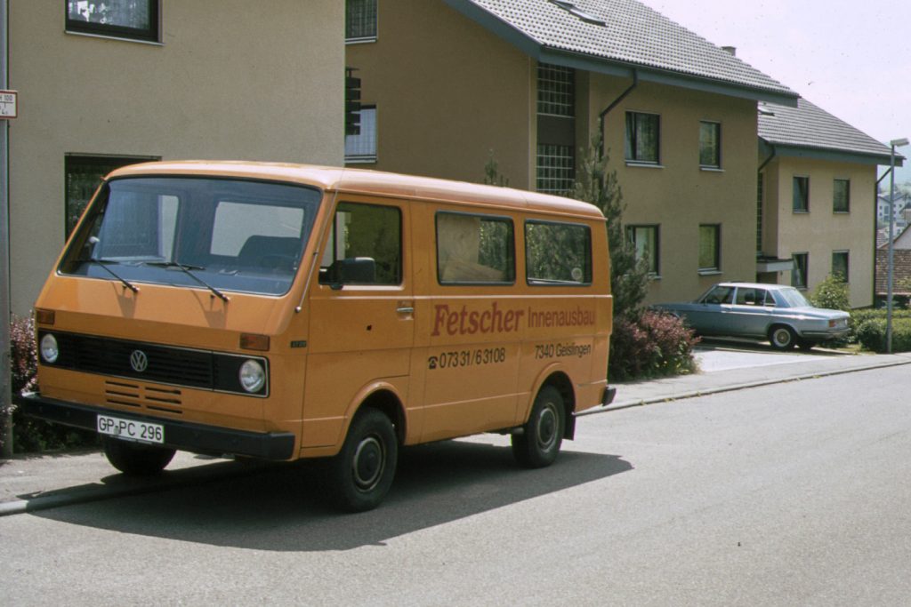 Alter gelber VW Bus mit der Aufschrift Fetscher Innenausbau