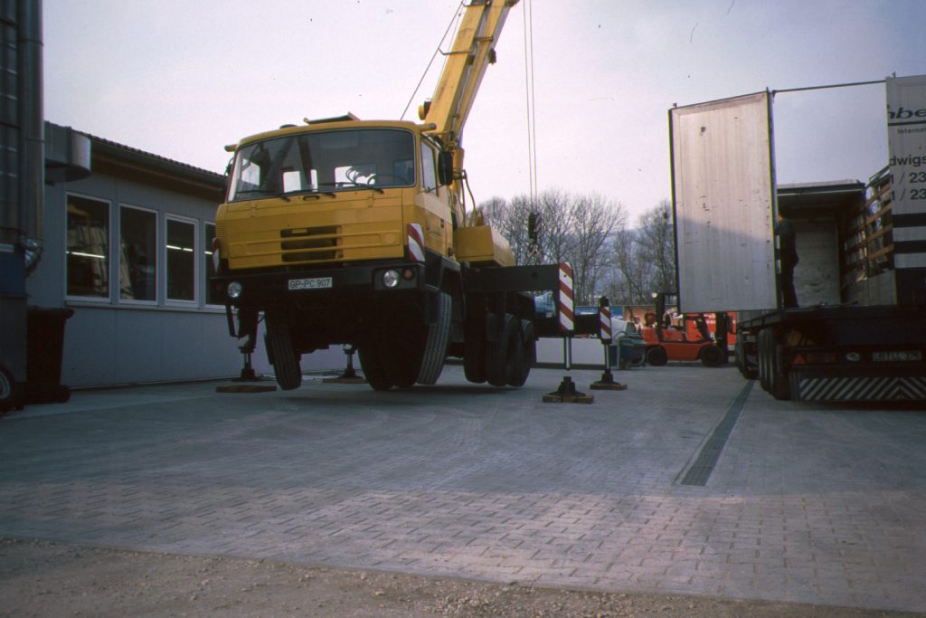 Autokran steht im Hof der Schreinerei Fetscher
