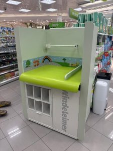 Wickeltisch in der Farbe Weiß und Grün.