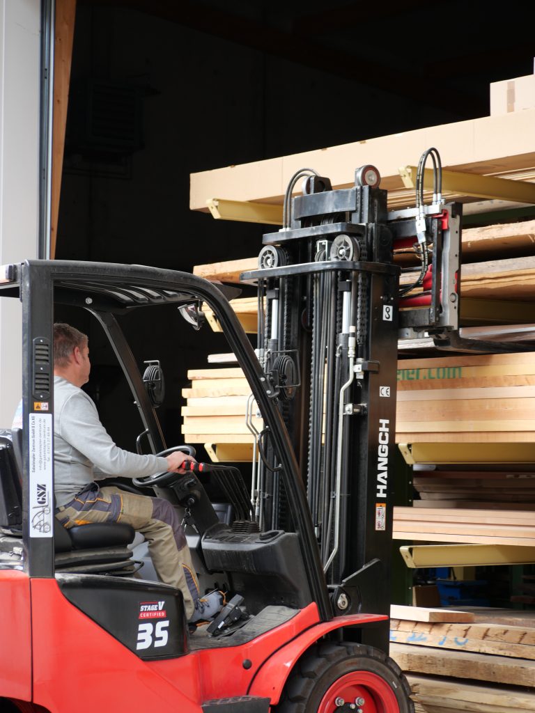 P1036887 Holzplatten werden mit dem Stabler aus dem Regal gehoben