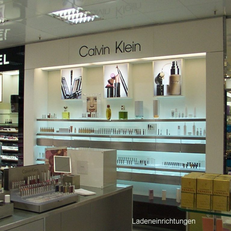 Ladenbau: Regal der Marke Calvin Klein