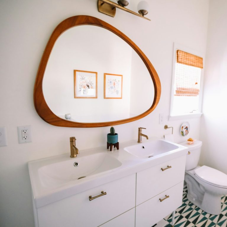 Doppelwashbecken mit Unterschrank und Spiegel in einer Hozfassung