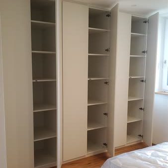 Kleiderschrank für das Schlafzimmer in weiß.