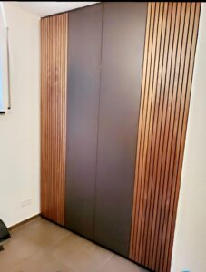 Garderobenschrank mit Holzpaneelen