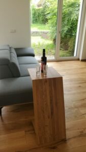 Beistelltisch im Wohnzimmer aus Eiche