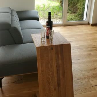 Beistelltisch im Wohnzimmer aus Eiche